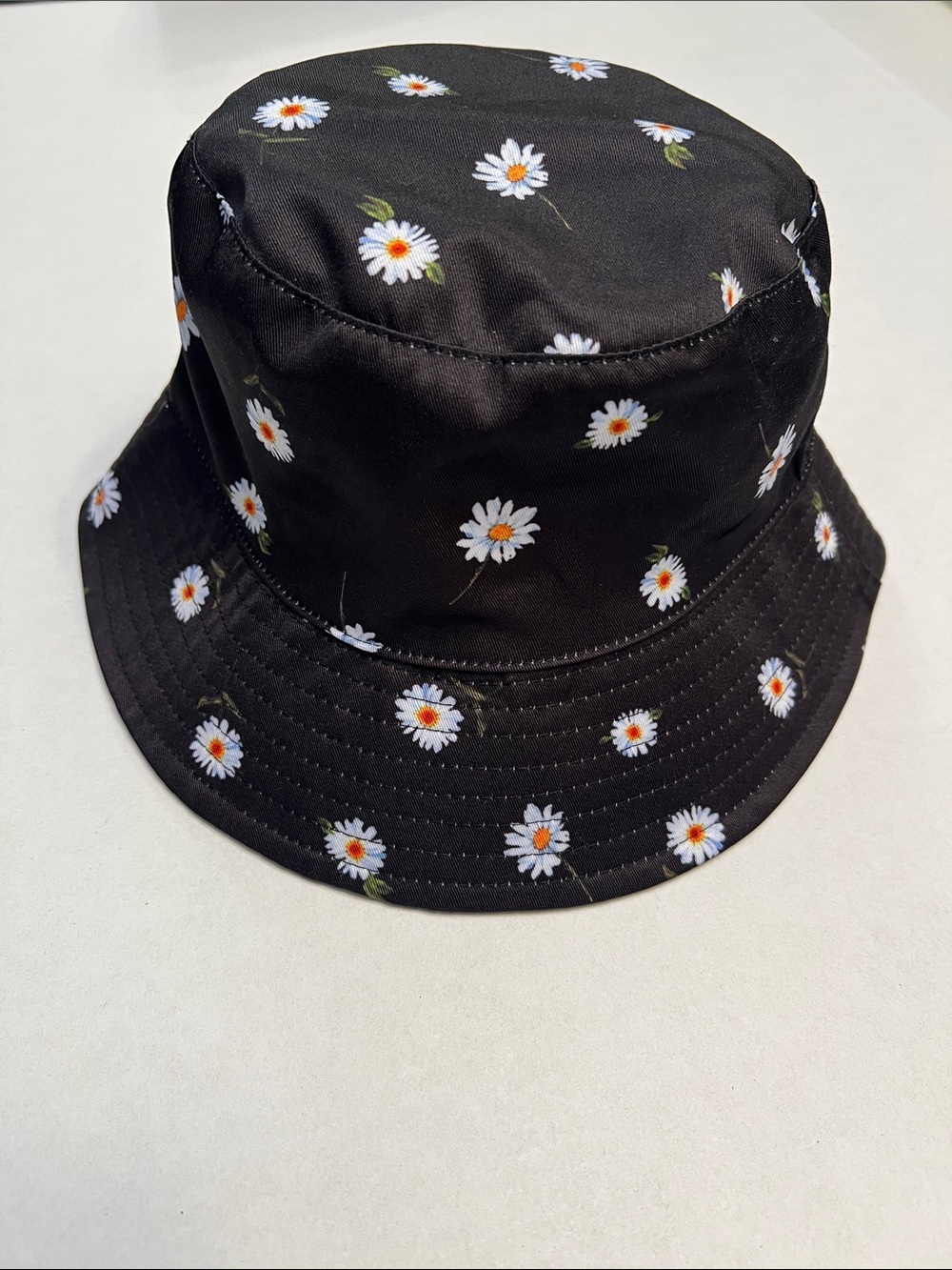 ALICE + OLIVIA BLACK BUCKET HAT WITH DAISIES ONE SIZE